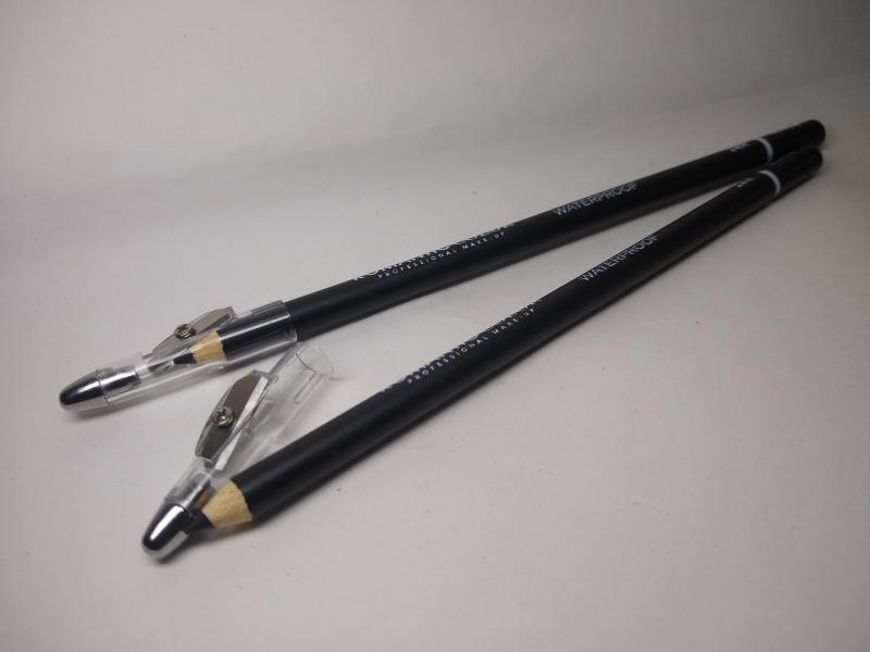 DELINEADOR NEGRO CON SACAPUNTA ROMANTIC