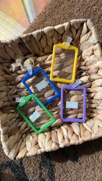 LLAVERO ACRILICO 6.5*4 MARCO COLOR