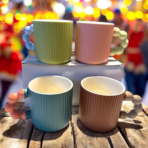 JARRO MUG RAYADO 10CM BICOLOR ASA COLLAR DE CUENTAS