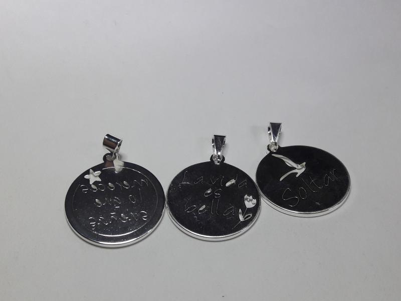 DIJE A.BCO RED CALADO C/FRASES 30MM