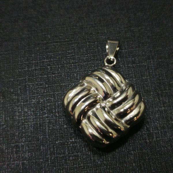 DIJE A.QUIR CUADRADO ENTRELAZADO 25MM