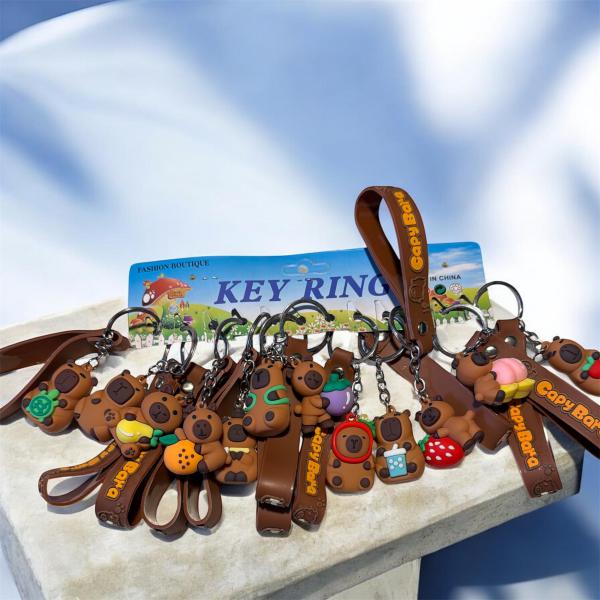 LLAVERO CAPIBARA CON ACCESORIOS